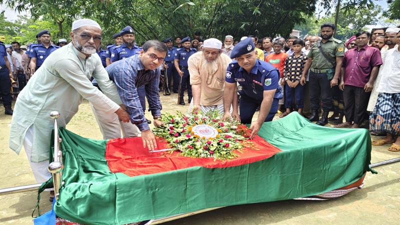 গোমস্তাপুরে বীর মুক্তিযোদ্ধা তাইজুদ্দীন ইসলামের মৃত্যূ,রাষ্ট্রীয় মর্যাদায় দাফন